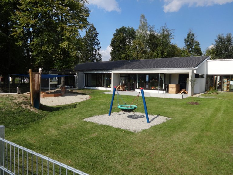 Grossansicht in neuem Fenster: Kinderkrippe Haus der kleinen Freunde Garten mit Spielgeräten